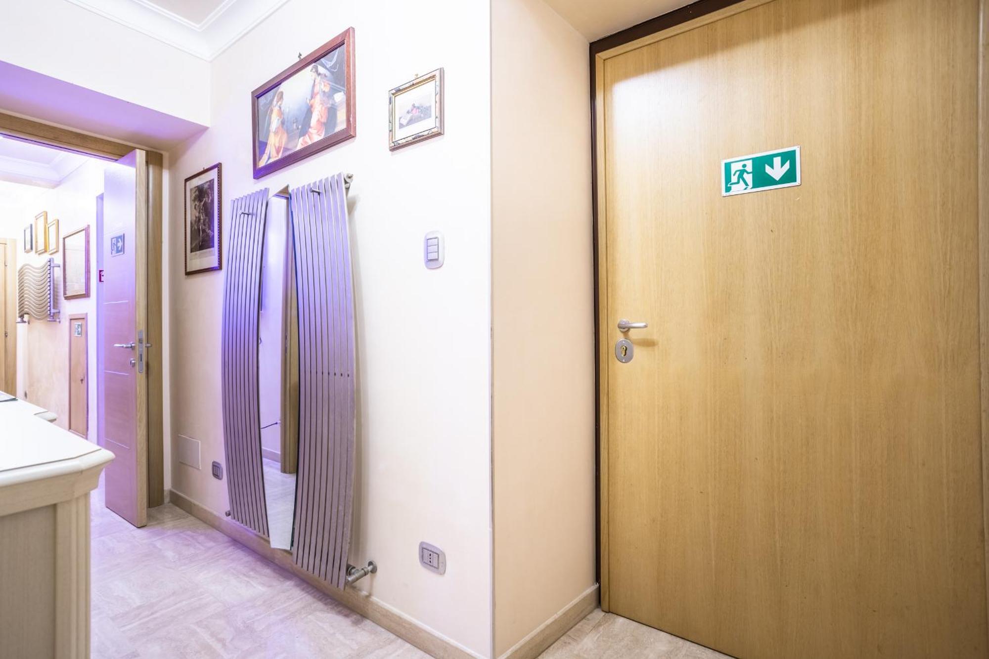 Luxury Inn Opera Rome Exterior photo