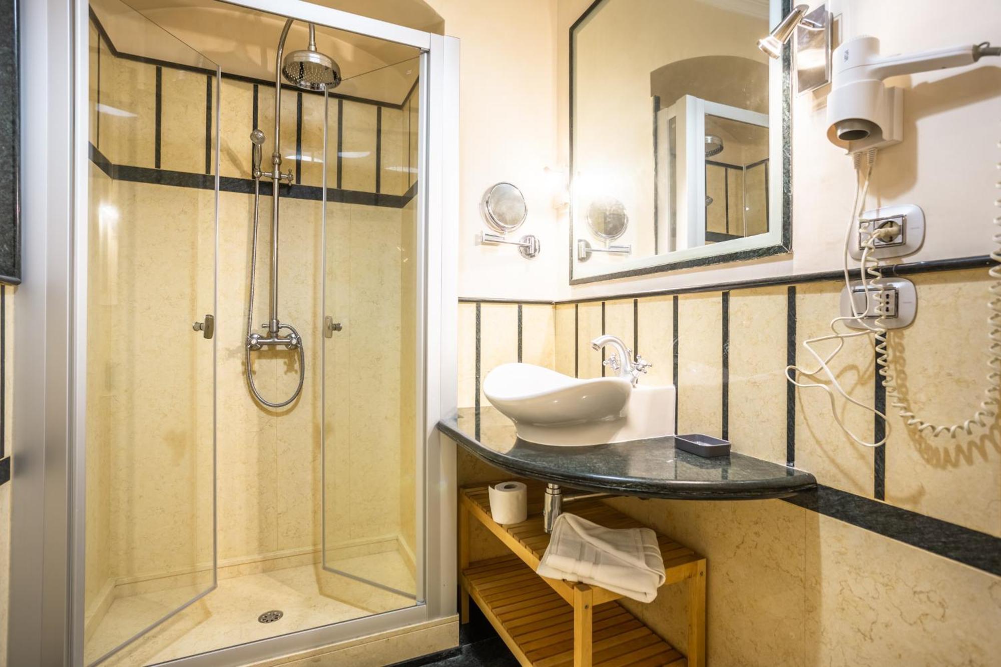 Luxury Inn Opera Rome Exterior photo