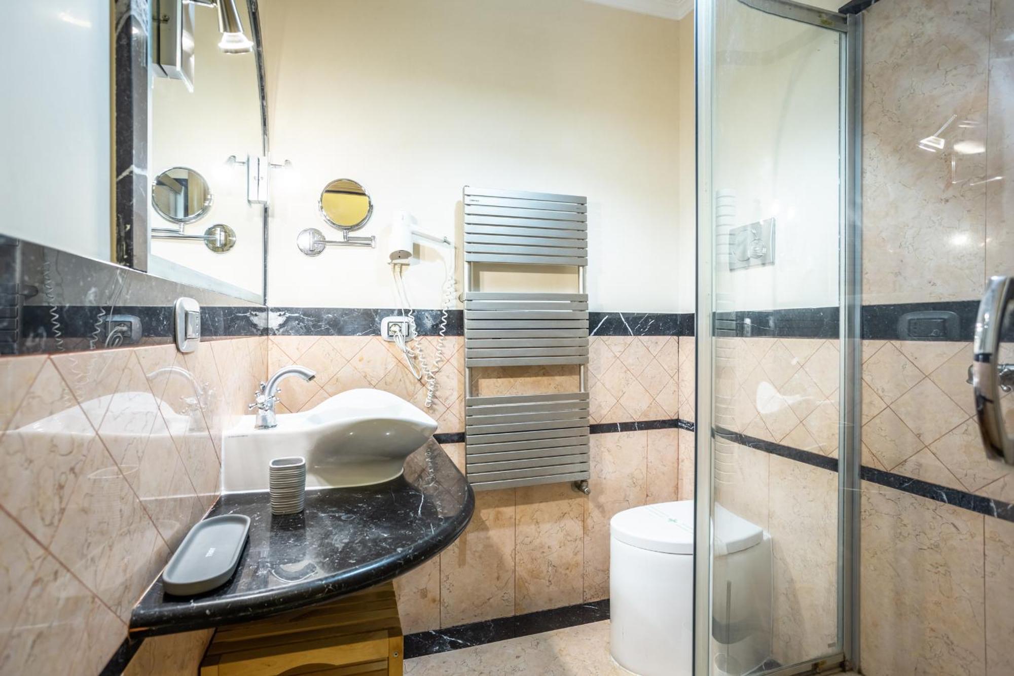 Luxury Inn Opera Rome Exterior photo
