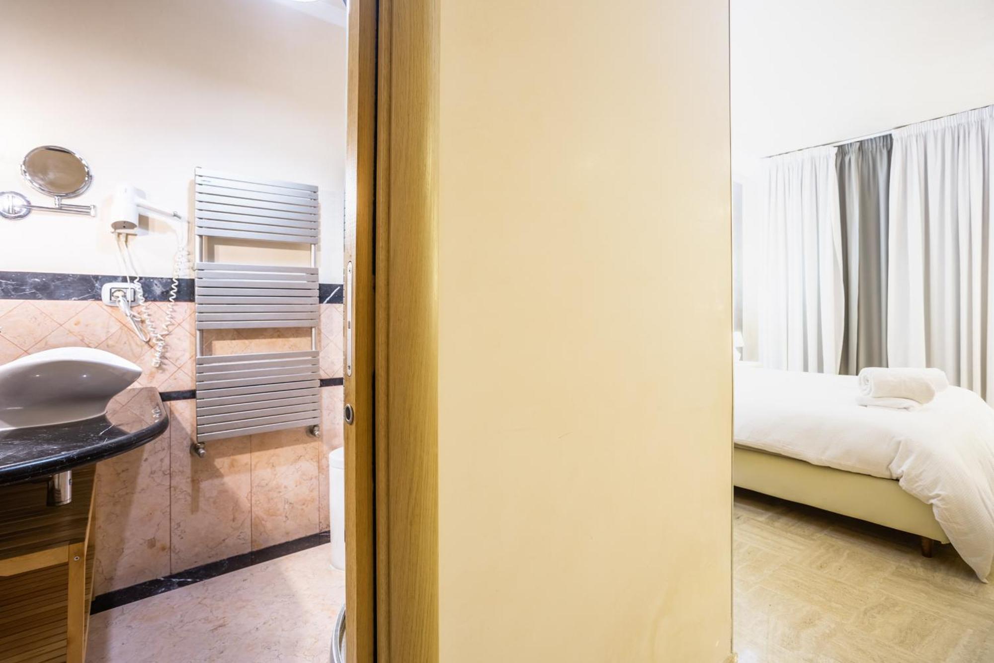 Luxury Inn Opera Rome Exterior photo