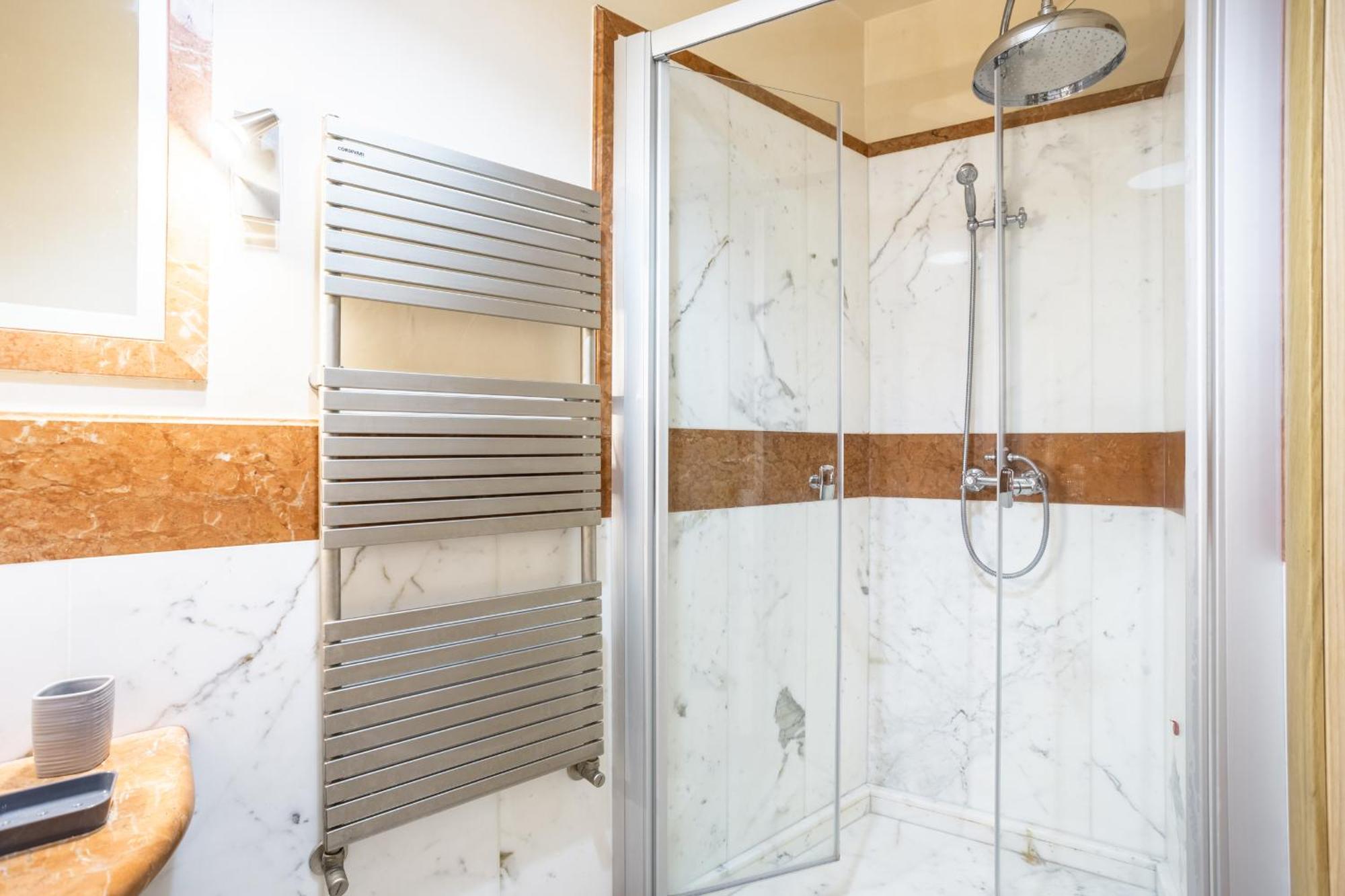 Luxury Inn Opera Rome Exterior photo